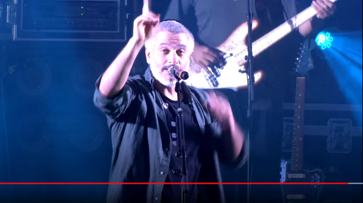 צילום במעגל סגור של הופעה והקרנה על גבי מסכים